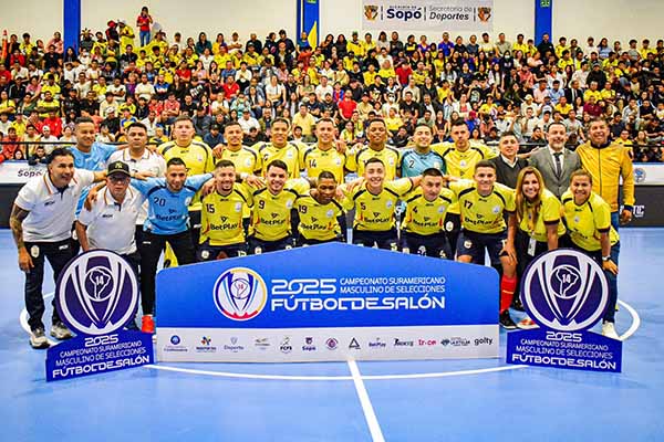 Jugadores de la selección Colombia de fútbol sala formados antes de la final sudamericana. Foto Federación Colombiana de Futbol Sala