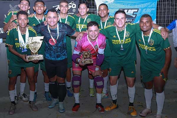 Jugadores del equipo ‘La Banda’, Campeones del torneo de fútbol local. Foto suministrada por Leslie Hernández 