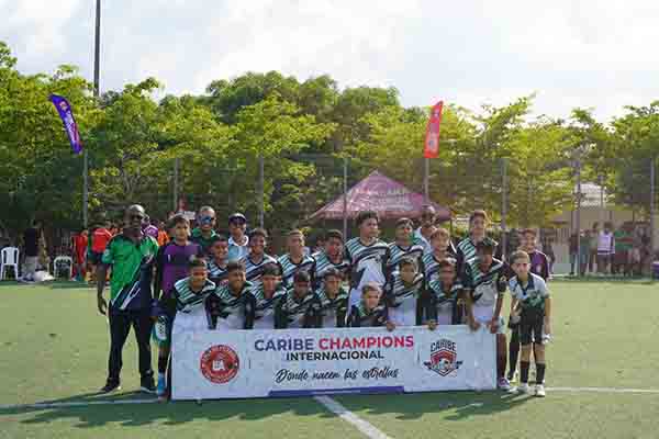 Equipo sub-13 del Club Henry Douglas de Gaira, quienes se encuentran compitiendo en la Caribe Champions en Barranquilla. Foto Cortesía Henry Douglas
