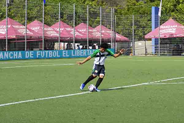 Matías Romero, joven prospecto del fútbol samario, despejando un balón en un partido de la Caribe Champions. Foto cortesía Henry Douglas