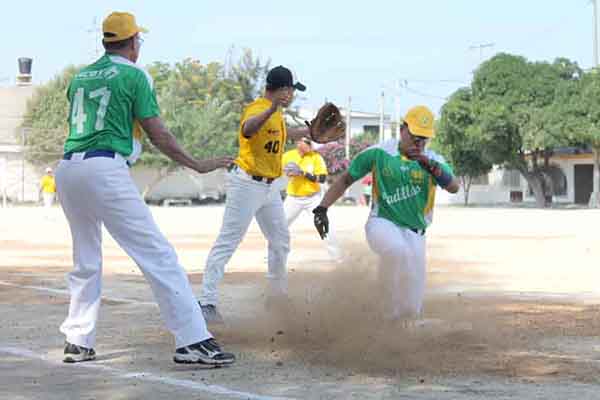 Partido de sóftbol disputado en Santa Marta en la categoría mayores. Foto archivo EL INFORMADOR 