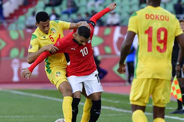 Mohamed Salah, figura de la selección egipcia enfrentándose a un rival en octavos de final. Foto EFE  