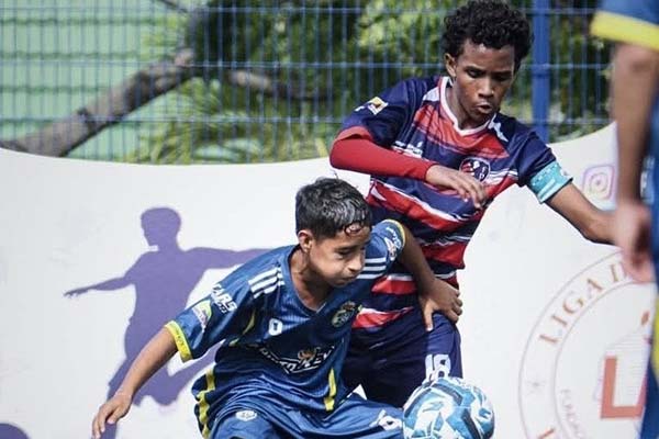 Jugador de FDC enfrentándose a un rival de Boca del Monte en la Copa Elite Internacional. Foto Copa Elite/Forjadores de Campeones 