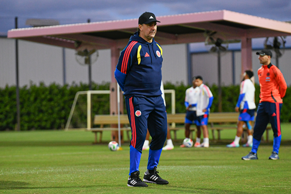 Néstor Lorenzo, director técnico de la selección Colombia de mayores, dirigiendo una practica del equipo. Foto FCF 