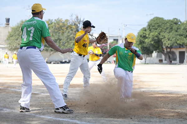 Equipos de softbol aficionado de Santa Marta, enfrentándose en la cancha de Mamatoco. Foto archivo EL INFORMADOR 