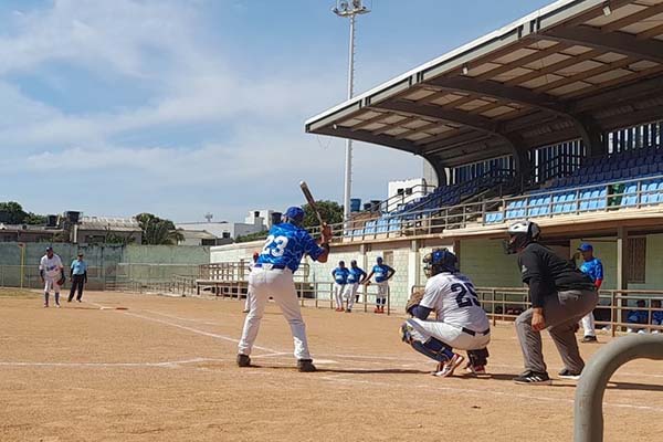 Jugadores de sóftbol disputando un partido en el estadio Rafael Hernández Pardo de Santa Marta. Foto archivo EL INFORMADOR