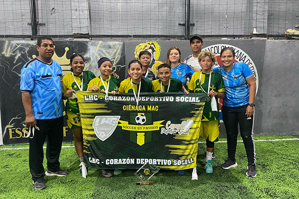 Jugadoras del equipo ‘Soccer by Passion’ de Ciénaga Magdalena, en compañía de su entrenador. Foto redes sociales 