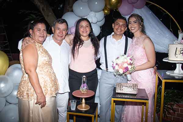 Los novios Jhonbreiker Castañeda y Yomaira Herrera acompañados de Ledis Castro, su esposo Roberto Navarro Herrera y su hija Yorlenis Herrera Castro