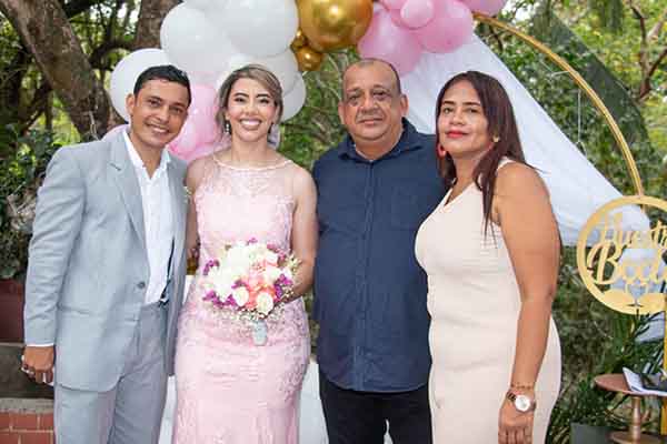 Los agasajados junto con María José, Leandro José Araujo Orozco; María Clara Orozco, su esposo Robert Araujo y la niña Dulce María.