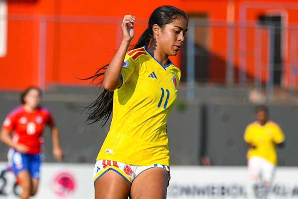 Maithe López, delantera de la selección Colombia femenina sub-20, transportando un balón en el partido anterior. Foto Federación Colombiana de Fútbol