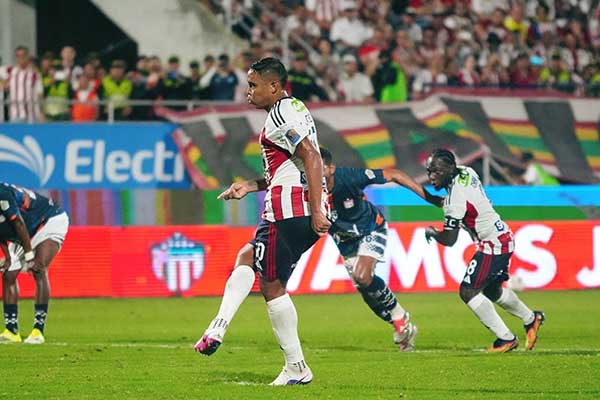 Luis Fernando Muriel, delantero del Junior, anotando de penal en el anterior partido. Foto Junior Club SA