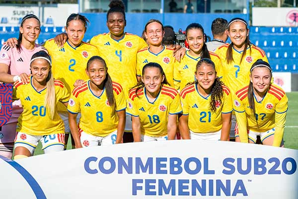 Selección Colombia femenina sub-20 formadas antes de disputar un partido en el campeonato continental. Foto Federación Colombiana de Fútbol