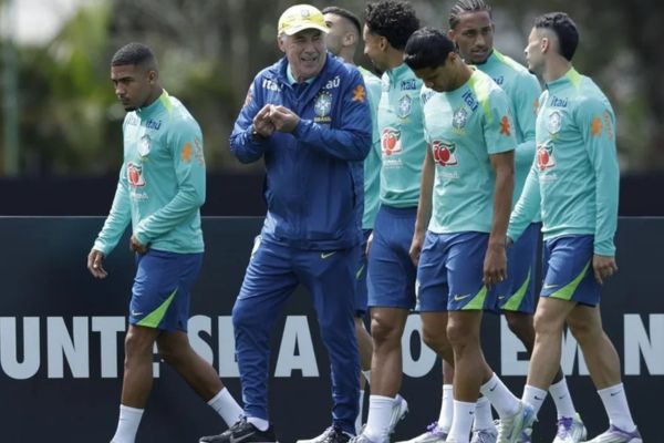El entrenador de la selección brasileña de fútbol Carlo Ancelotti durante un entrenamiento en una imagen de archivo. EFE/André Coelho