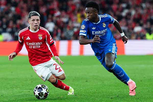  Gianluca Prestianni del Benfica disputa el balón con Vinicius Junior del Real Madrid durante el partido de la Liga de Campeones de la UEFA el 17 de febrero de 2026. EFE/EPA/Jose Sena Goulao