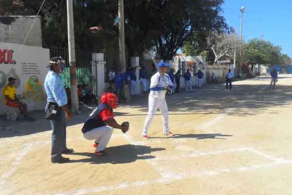 Jugadores de softbol disputando un partido en Mamatoco, Santa Marta. Foto archivo el Informador