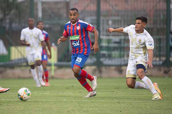 El volante samario, Jairo Pimienta, domina el balón en una jugada de un partido oficial. Foto: Redes Sociales Unión Magdalena SA.