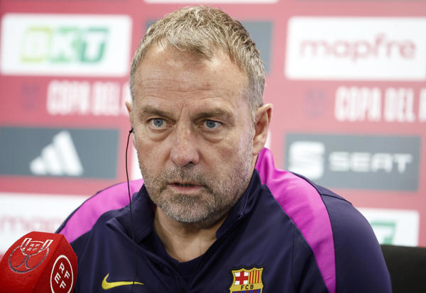 El entrenador del FC Barcelona Hansi Flick, durante la rueda de prensa posterior al entrenamiento de este lunes, de cara al partido de vuelta de la Copa del Rey, que jugarán mañana frente al Atlético de Madrid.- EFE/ Andreu Dalmau