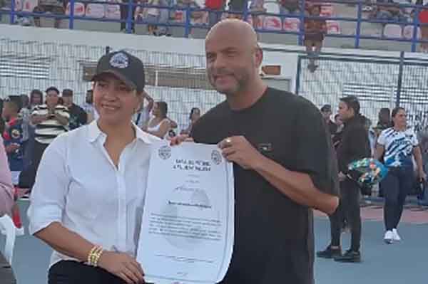 Erwin el ‘Apinito’ Carrillo, gloria del fútbol samario recibiendo su reconocimiento. Foto Liga de fútbol del Magdalena
