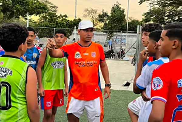 El entrenador Camilo ‘Mara’ Pabón entregando directrices a los jóvenes en un entrenamiento del equipo. Foto Santa Marta FC 