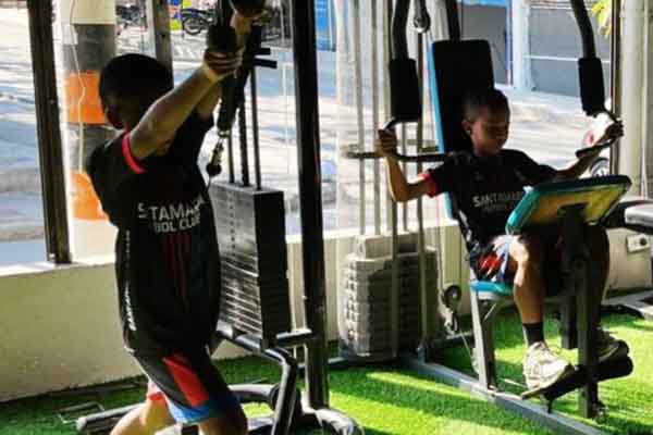 Jóvenes del equipo formativo Santa Marta Futbol Club, en sesiones de entrenamiento físico. Foto Santa Marta FC en Facebook