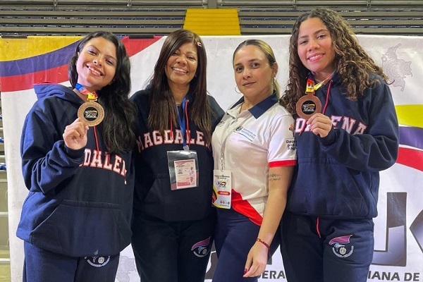 Las deportistas Isabella Alvarez y Valentina Ojeda, en compañía de su entrenadora, Marvi Caicedo   y Joyse Cervantes, presidenta de la Liga de Karate-Do del Magdalena. Foto Liga de Karate-Do del Magdalena 