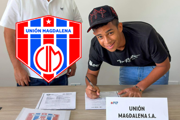 Luis Narváez firmando su contrato como profesional con Unión Magdalena. Foto: Unión Magdalena SA