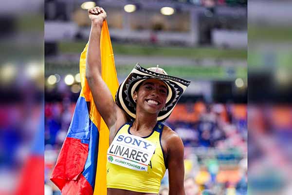 Natalia Linares, con un sombrero vueltiao’, levantando con orgullo la bandera de Colombia. Foto Unimagdalena 