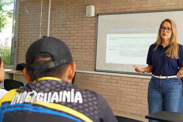 Funcionaria del Ministerios de Deportes, dirigiendo una de las jornadas de IVC en Colombia. Foto Mindeporte