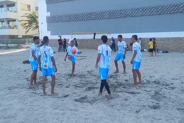 Equipo de futbol playa calentando antes de un encuentro en la playa ‘Los Cocos’. Foto derechos reservados EL INFORMADOR