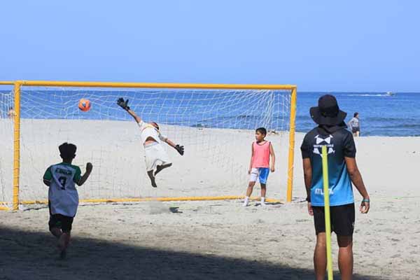vMomento exacto de la anotación de un gol del equipo Henry Douglas de Gaira. Foto derechos reservados EL INFORMADOR