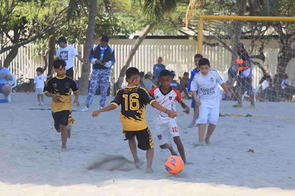 Niños del 17 de diciembre enfrentándose con los representantes del barrio 17 de diciembre. Foto derechos reservados EL INFORMADOR