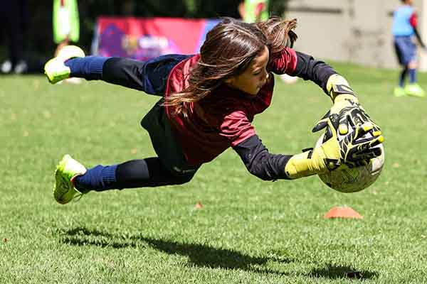 El joven portero samario realizando una atajada en una de las pruebas en las que fue seleccionado. Foto Cortesía