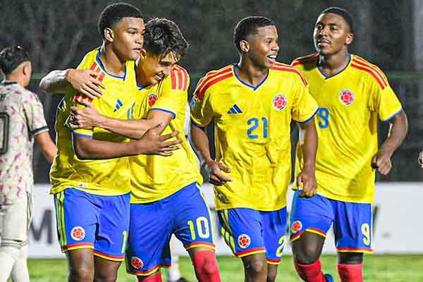 Jugadores de la selección Colombia sub 17 celebrando una anotación conseguida en el suramericano. Foto Federación Colombiana de Fútbol 