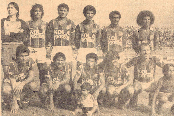 Plantilla titular del Unión Magdalena en el año 1987, en la foto protocolaria antes de iniciar un partido. Foto archivo EL INFORMADOR