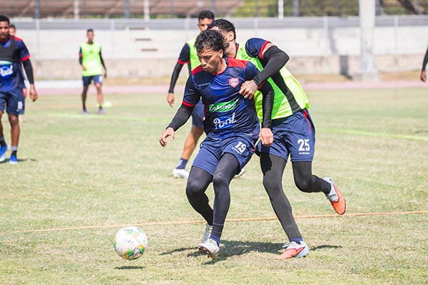 Kleiver Díaz, practicando un cubrimiento de balón frente a un compañero en el entrenamiento. Foto Unión Magdalena SA en Facebook