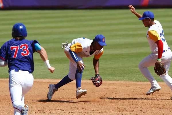 Jugadores de Colombia disputando un partido de Copa Mundial de Softbol. Foto Comité Olímpico Colombiano