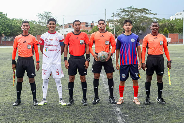 Capitanes de las selecciones Magdalena y Atlántico antes de iniciar el encuentro. Foto Liga de Fútbol del Magdalena