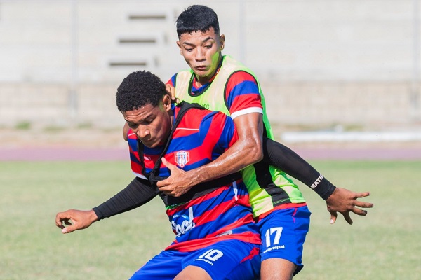 Andrés Carreño, goleador del Unión Magdalena, controlando un balón de espadas a un rival del Barranquilla FC. Foto tomada de Unión Magdalena SA en Facebook
