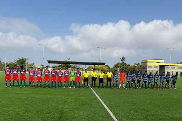 Jugadores del Santa Marta FC y de Amador Herrera antes de iniciar el compromiso. Foto Santa Marta FC