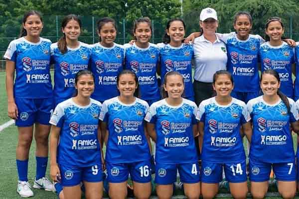 Jugadoras del Club Atlético Internacional en compañía de su entrenadora. Foto Cortesía Rocío Ponce 