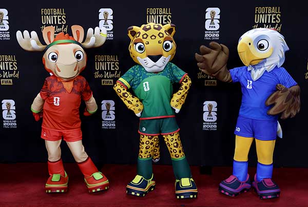 De izquierda a derecha, Maple (Canadá), Zayu (México) y Clutch (Estados Unidos), las tres mascotas del Mundial de fútbol 2026. (Foto EFE/EPA/Will Oliver)