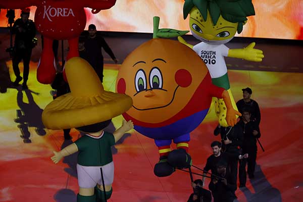 Imagen de Naranjito, la mascota del Mundial España 1982, en la inauguración del Mundial de fútbol Catar 2022 en el estadio Al Bait en Al Khor (Catar). (Foto EFE/ Esteban Biba)