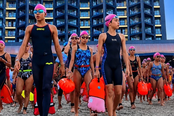 óvenes participantes saliendo a competir en el Open Swimmers en Santa Marta. Foto Inred
