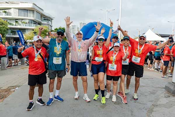 Domingo Chinea, presidente de la Sociedad Portuaria de Santa Marta, en compañía de funcionarios de la empresa, participando en la carrera. Foto Puerto de Santa Marta