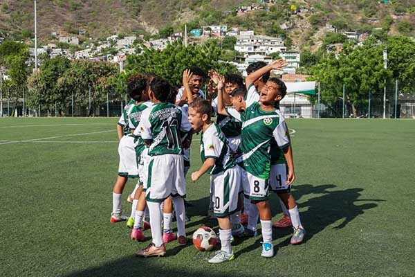 Niños del Club Deportivo Henry Duglas de Gaira, celebrando la victoria conseguida en el inicio del Torneo Difutbol. Foto Escuela de fútbol Henry Douglas 