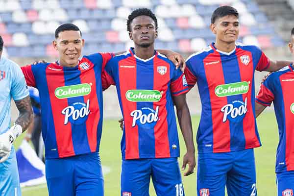 Jesús Peñaloza, Freddy Molina y J. Vásquez, jugadores del Unión Magdalena antes de iniciar un anterior partido contra Bogotá FC. Foto Unión Magdalena SA en Facebook