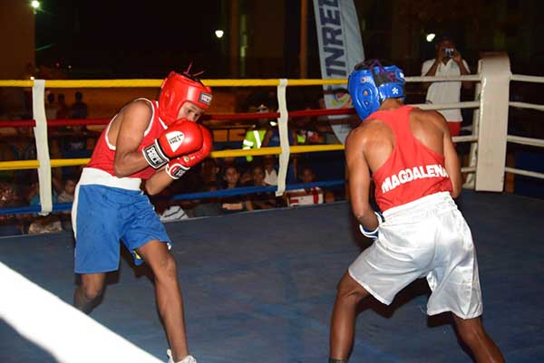 Un boxeador juvenil representante del Magdalena, enfrentándose a un rival en la velada. Foto Alcaldía 