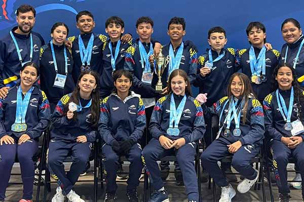 Selección Colombia juvenil de natación, presente en el campeonato de promesas en Chile. Foto Gobernación 