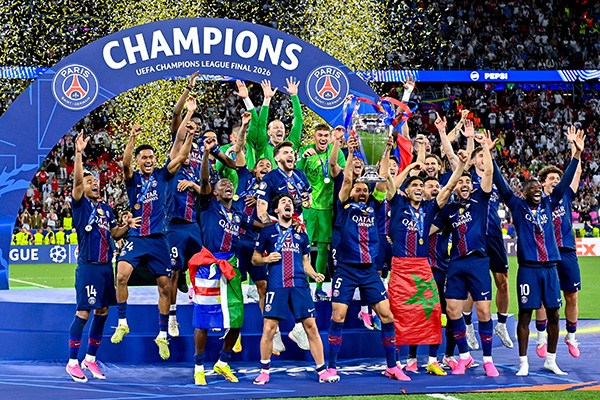 Jugadores del PSG celebrando con el trofeo tras ganar la final de la Liga de Campeones de la UEFA.  Foto EFE 