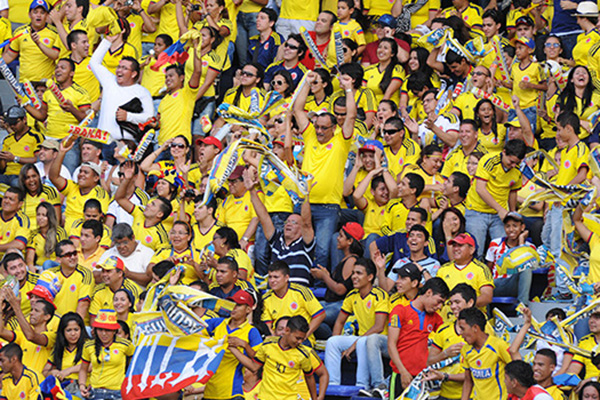 Hinchas colombianos alentando a su selección en un partido. Foto Federación Colombiana de Fútbol